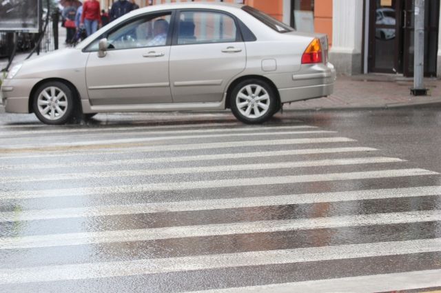 Женщина переходила дорогу в Оренбурге на красный свет светофора.