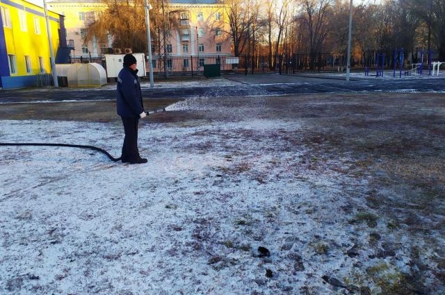 Во дворах и на стадионах Ульяновска начали заливать ледовые площадки