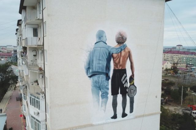 Хабиб Нурмагомедов в Дербенте осмотрел граффити со своим изображением