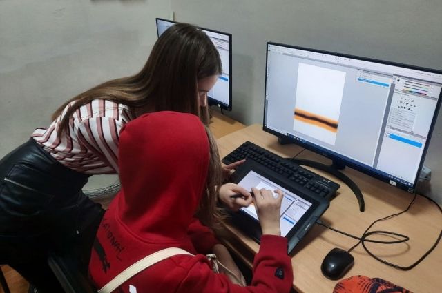 Новый навык. В Барнауле учат детдомовцев рисовать на графических планшетах