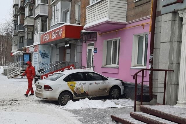 Автомобиль такси врезался в стену дома в Новосибирске.