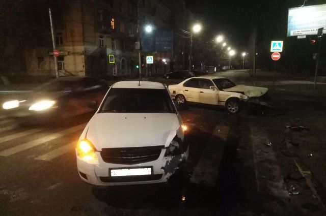 В Саратове при столкновении легковушек пострадала пожилая пассажирка BMW