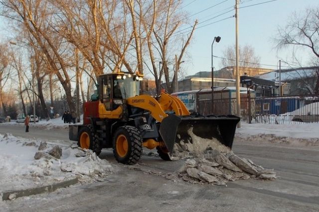 Тысячи кубометров снега вывозят ежедневно с улиц Новосибирска