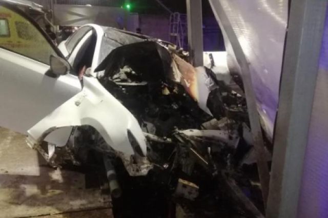 В Перми автомобиль влетел в забор, два человека пострадали