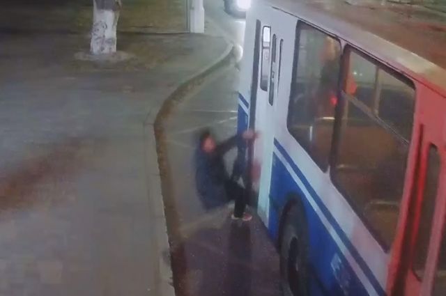 В Волгограде пассажирка троллейбуса травмировалась при падении на остановку