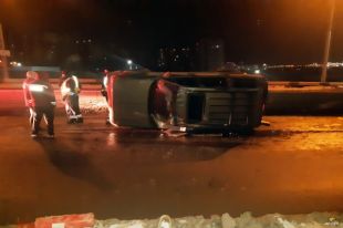 Джип перевернулся на Октябрьском мосту в Новосибирске.