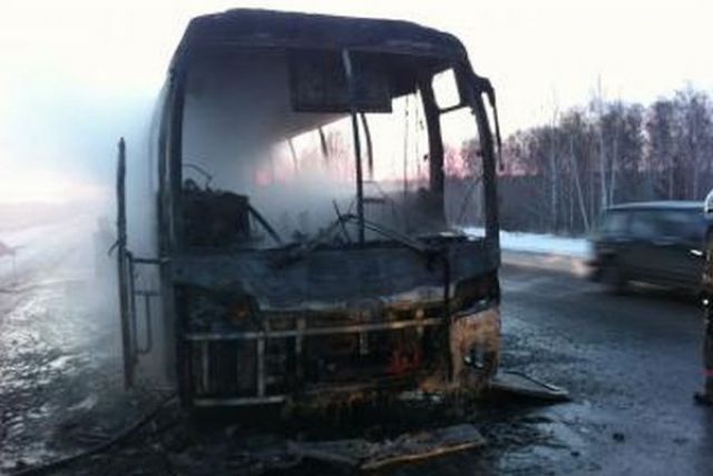 Пассажирский автобус загорелся на трассе М-4 в Ростовской области