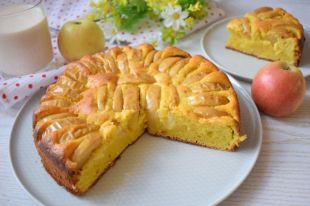 Нежная и вкусная: творожная шарлотка с яблоками
