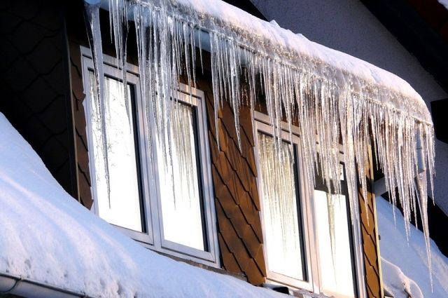 Жителей Салехарда предупредили об угрозе схода снега с крыш