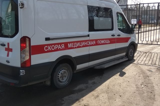 В Томске шестилетняя девочка выпала из окна жилого дома и выжила