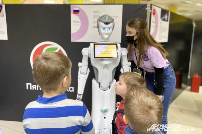 О роботах рассказывают гиды, которые дают пообщаться или поиграть с каждым экспонатом. 