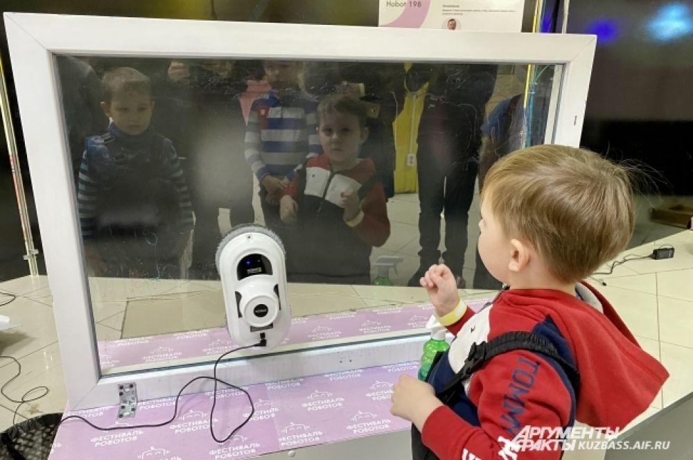 Также тут можно вживую увидеть известного робота-стекломойщика.