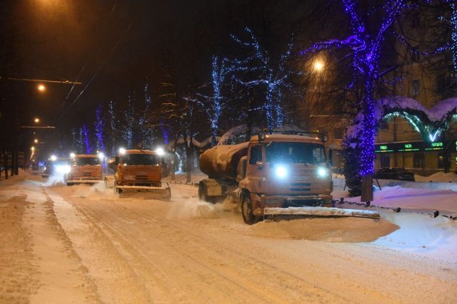 Коммунальщики убирали Ярославль всю ночь: в городе почти нет пробок