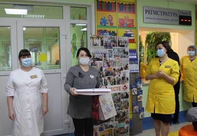 Волонтер Ксения Фадеева вручила коллективу районной детской поликлиники благодарности и пирог от пациентов 