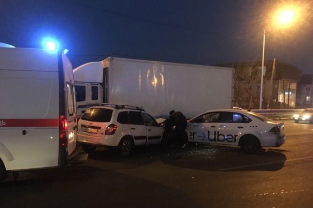 Двойное ДТП с участием такси произошло в Челябинске