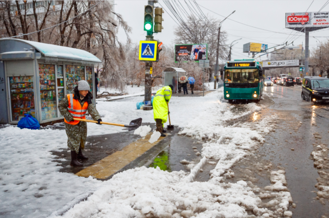 В Саратове улицы от снега убирают 160 машин