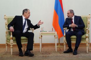Наблюдатели обратили внимание, что во время встреч Сергея Шойгу и Сергея Лаврова с премьером Армении Николом Пашиняном в помещении выставили только один флаг – армянский. Почему? В российском МИДе объяснили, что никакого нарушения протокола не произошло: «У каждой страны своя протокольная практика. Внимательные заметят, что флаг один только там, где речь идёт о встречах министра иностранных дел с премьер-министром и президентом». То есть два флага установили бы лишь в случае переговоров равных по статусу руководителей.