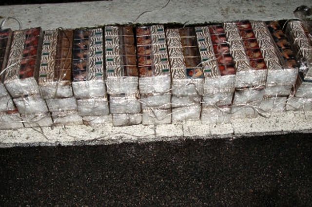 Таможенники обнаружили вложенные в обшивку вагона нелегальные сигареты