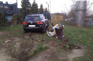 Во Львове пьяный полицейский влетел в детскую площадку.