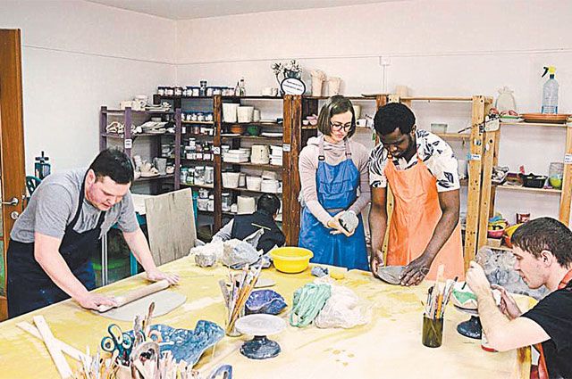 В инклюзивных мастерских ученики разного возраста посещают занятия по ткачеству и шитью, гончарному искусству и дизайну, столярничают и пробуют себя в кулинарии. 