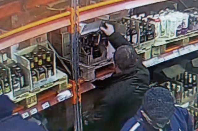 В Железногорске мужчина похитил из магазина бутылку коньяка, угрожая ножом