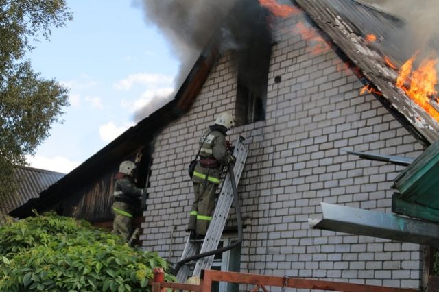 Дом горел в Смоленске на 3-м Свердловском переулке