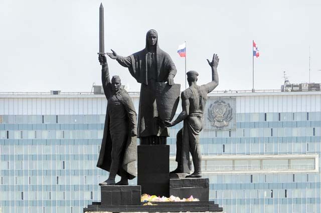 Памятник «Героям фронта и тыла», установленный на эспланаде в Перми, открыли 9 Мая 1985 г. в честь 40-летия Победы в Великой Отечественной войне. 