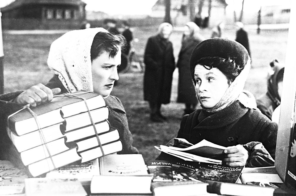 «Простая история». В роли Саши Потаповой — актриса Нонна Мордюкова, продавщица книг — Мария Виноградова. 1960 год.