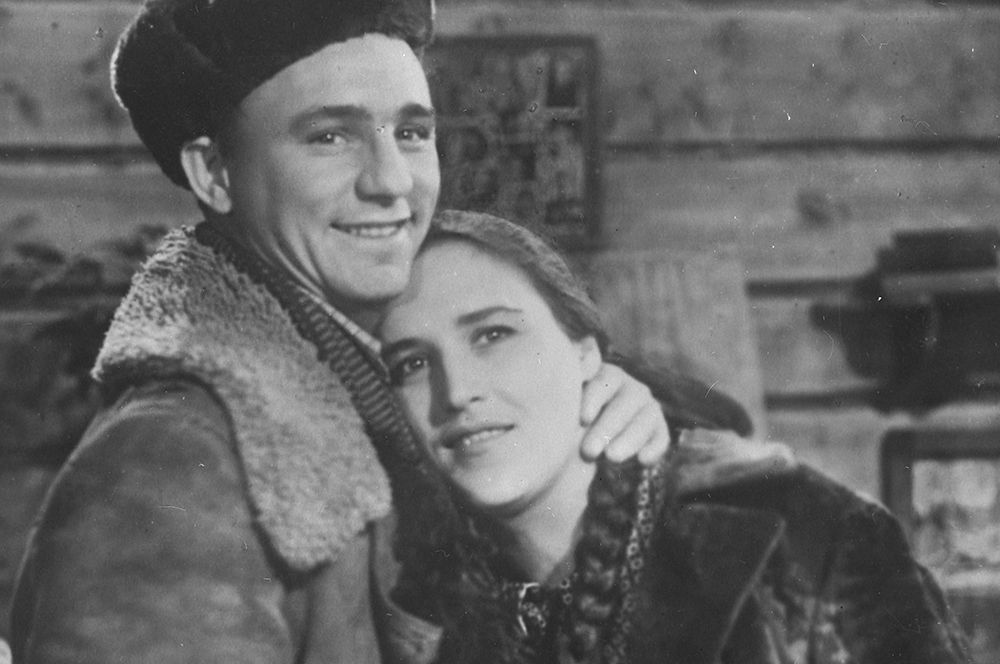 Кадр из фильма «Чужая родня». Стеша — актриса Нонна Мордюкова, Федор — актер Николай Рыбников. 1955 год.