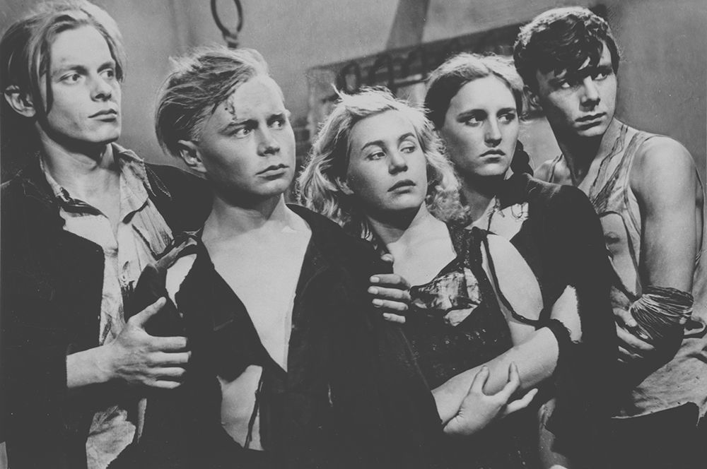 Фильм «Молодая гвардия» режиссера Сергея Герасимова, 1948 год. В кадре слева направо: Борис Битюков, Владимир Иванов, Инна Макарова, Нонна Мордюкова, Сергей Гурзо.