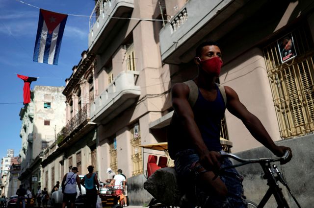 Жители Гаваны в защитных масках.