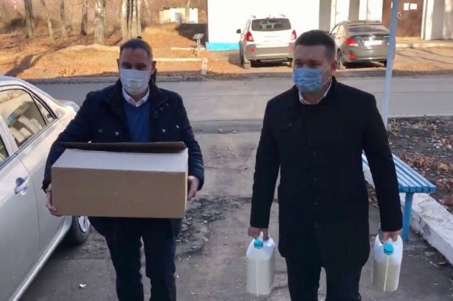 Парламентарии передали маски и перчатки медикам балашовской скорой помощи