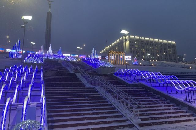 На склоне у площади Славы Самары включили масштабную новогоднюю инсталляцию