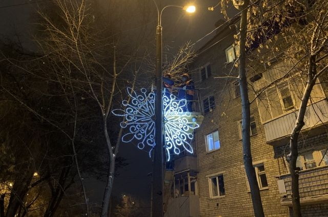 В Самаре сквер Речников украсили новогодние светящиеся консоли