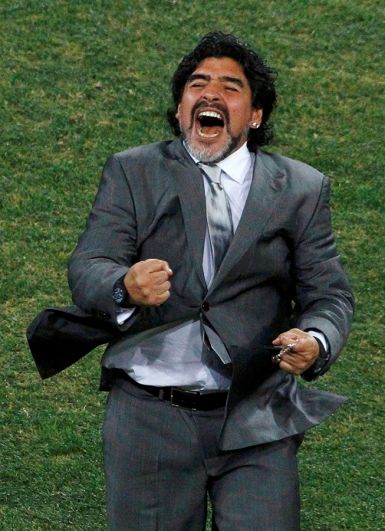 Тренер сборной Аргентины Диего Марадона празднует забитый гол своей команды во время футбольного матча против Мексики на ЧМ-2010.