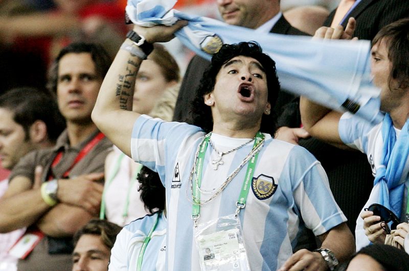 Диего Марадона на трибуне во время матча Аргентина - Голландия чемпионата мира по футболу 2006 года.