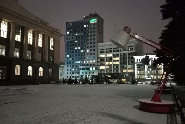 Огромные настольные лампы появились на улице в Челябинске