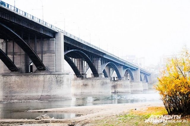 18-летний парень свалился с Октябрьского моста и умер в Новосибирске