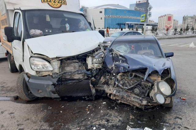 Два человека ранены в ДТП с грузовиком и Mercedes в Челябинске