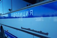 В центре Тюмени под колеса легкового автомобиля попал доставщик еды