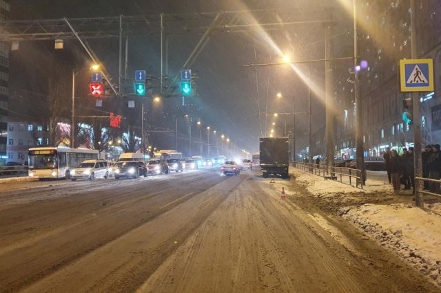 В Самаре на Московском шоссе МАЗ сбил женщину, нанеся ей тяжёлые травмы