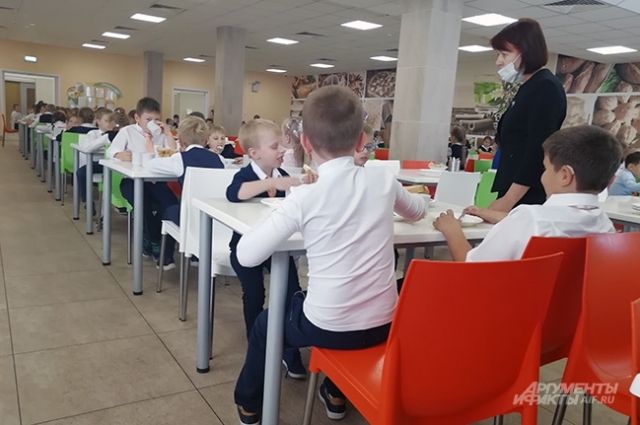 Омских школьников кормят запеканками, щами и голубцами