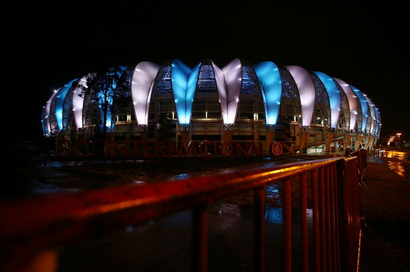 Стадион «Бейра-Рио», подсвеченный в цвета аргентинского флага в честь Диего Марадоны, в Порту-Алегри, Бразилия.