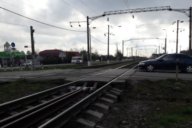 На границе Краснодара временно закроют железнодорожный переезд