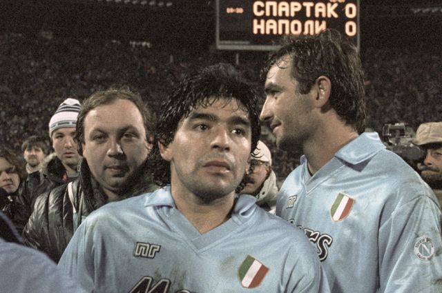 Игрок команды «Наполи» Диего Марадона (в центре) после матча со «Спартаком», 1990 год.