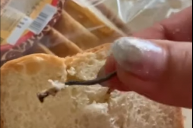 В Минусинске жительница в буханке хлеба нашла ржавый гвоздь (видео)