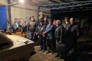 Следственные действия с пенсионером (на фото в центре), которого обвиняли в убийстве девочки.