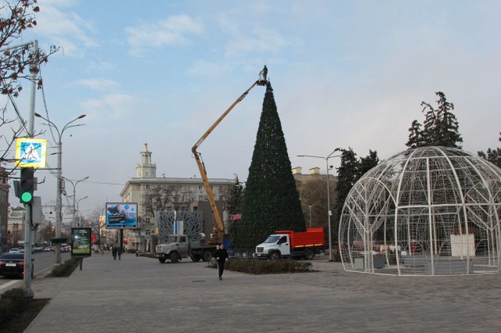 Начало установки верхушки, в советское время макушку елки украсили бы пятиконечной красной звездой. Сегодня это будет двухшаровая верхушка.