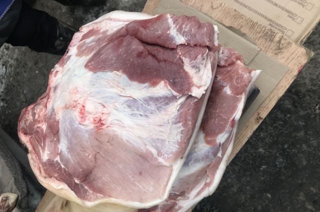 В Красноярске изъяли свинину, которую продавали прямо с автомобиля