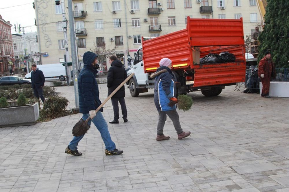 Не только украшают елку. Площадка перед парком Горького готовится к празднику, подсаживают вечнозеленные растения.